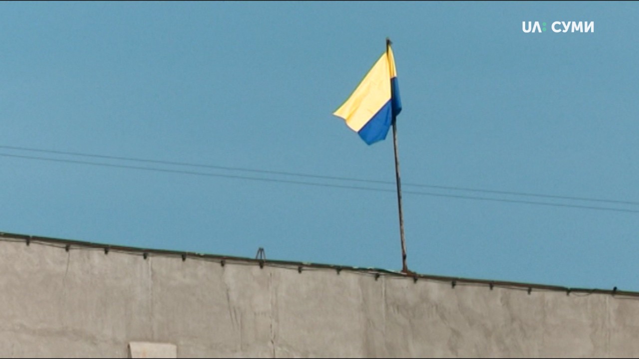 Державний прапор догори дригом повісили у Сумах