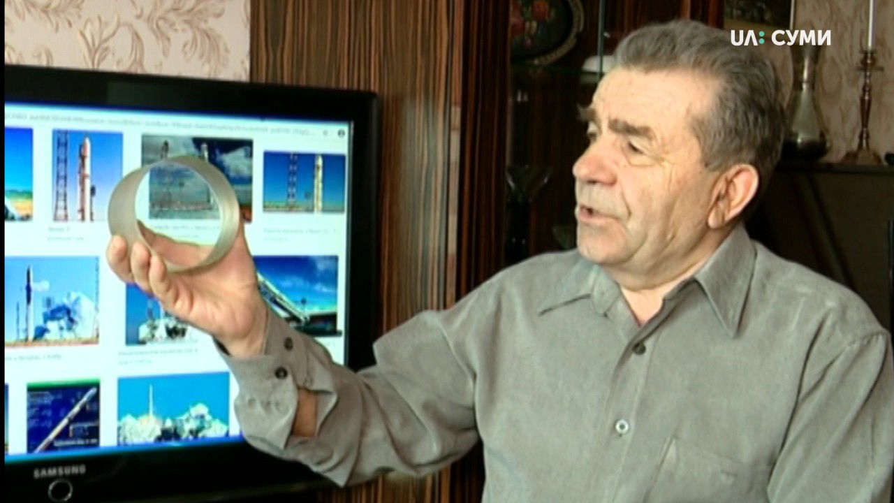 На День космонавтики у Сумах колишній Байконурівець передав до музею ілюмінатор супутника