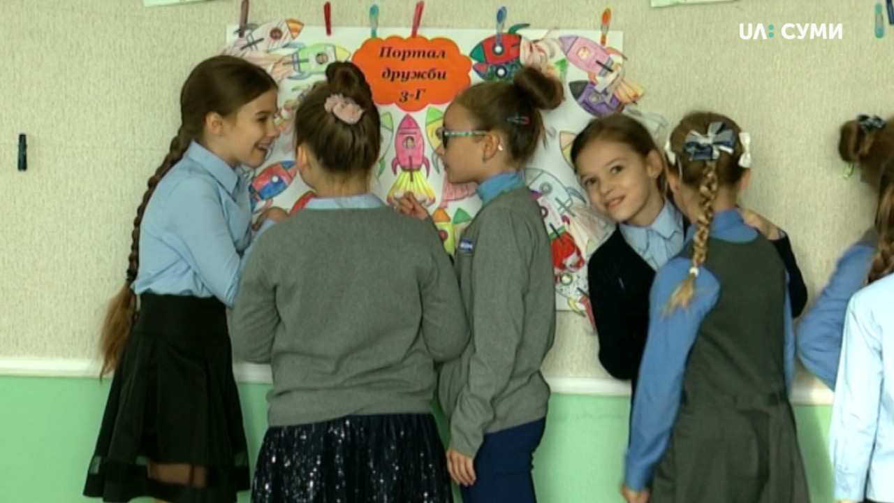 Обов’язкову шкільну форму, яку відмінив президент України, продовжують носити у сумських школах
