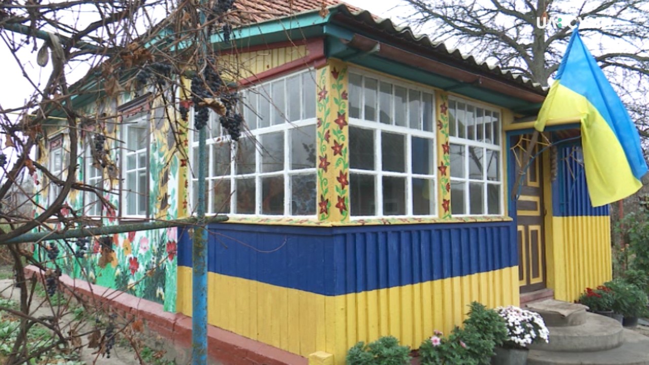 Майстриня з Липоводолинщини власноруч розфарбувала свій будинок 