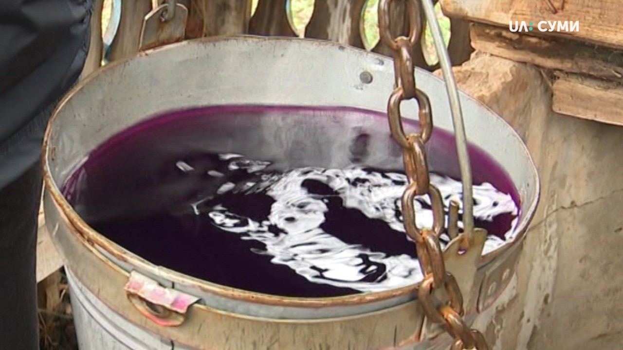  Жителі Стецьківки виявили у колодязі воду фіолетового кольору