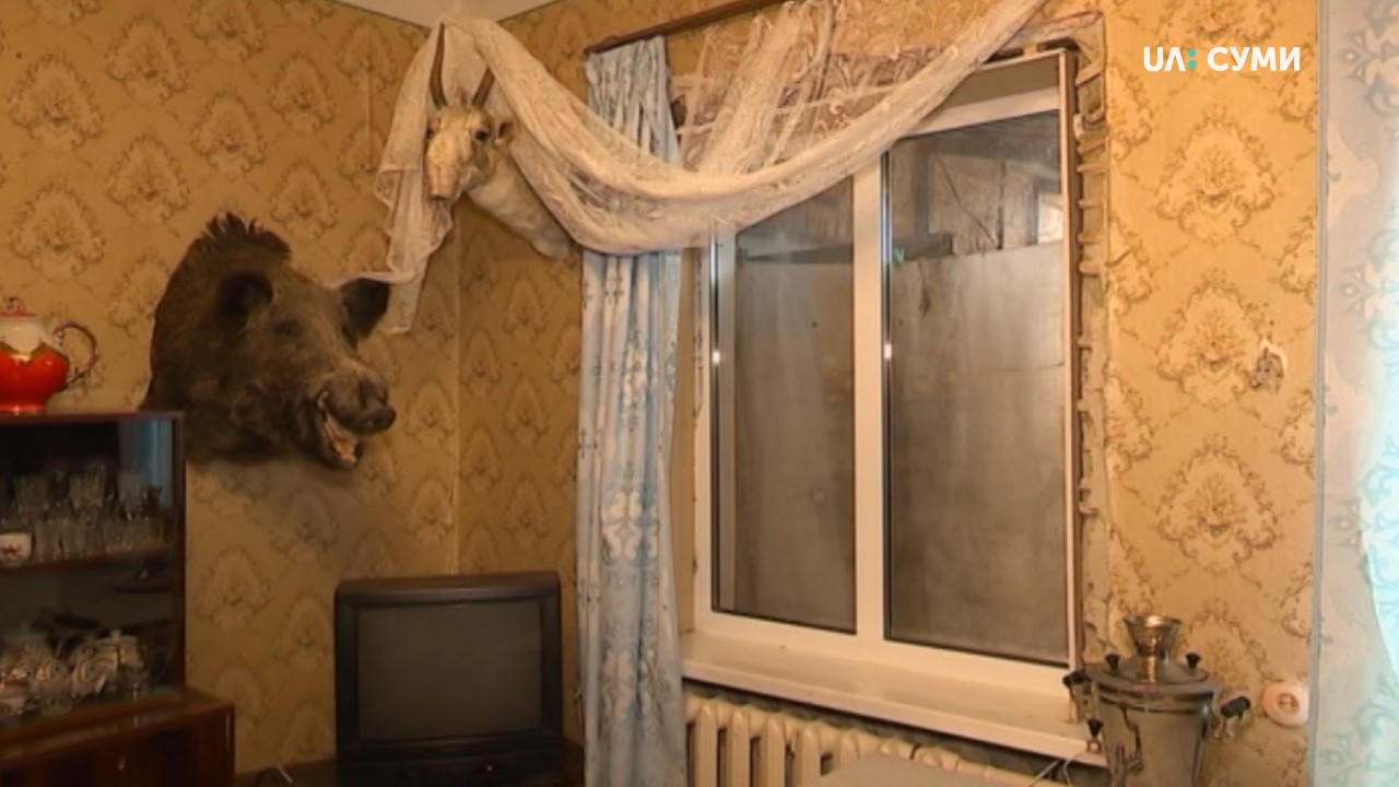 Майже рік 80-річна бабуся з Басів живе з рядном на вікні 